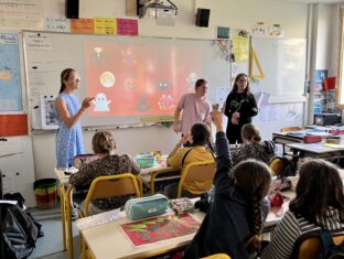 Cours d'anglais aux écoliers